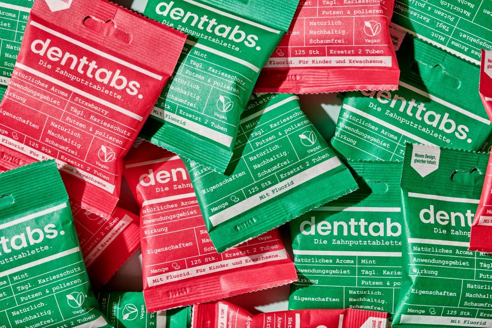 Denttabs Fluorid Toothpaste Tablets in glass storage jar