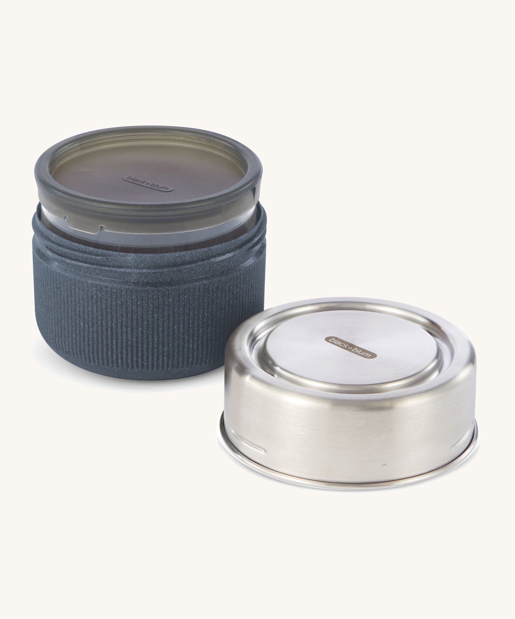 A close up of the Black + Blum leakproof microwave safe glass lunchbowl in slate showing the  leakproof silicone lid detail