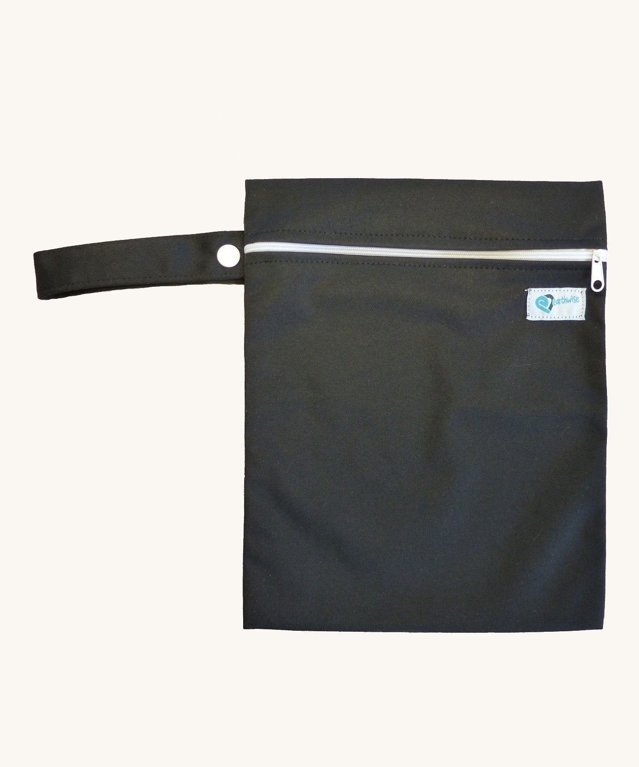 Earthwise medium wet bag in a black design available at Babipur. A black wetbag with a a white zip fastener and matching black hanging loop.
