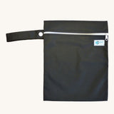Earthwise medium wet bag in a black design available at Babipur. A black wetbag with a a white zip fastener and matching black hanging loop.