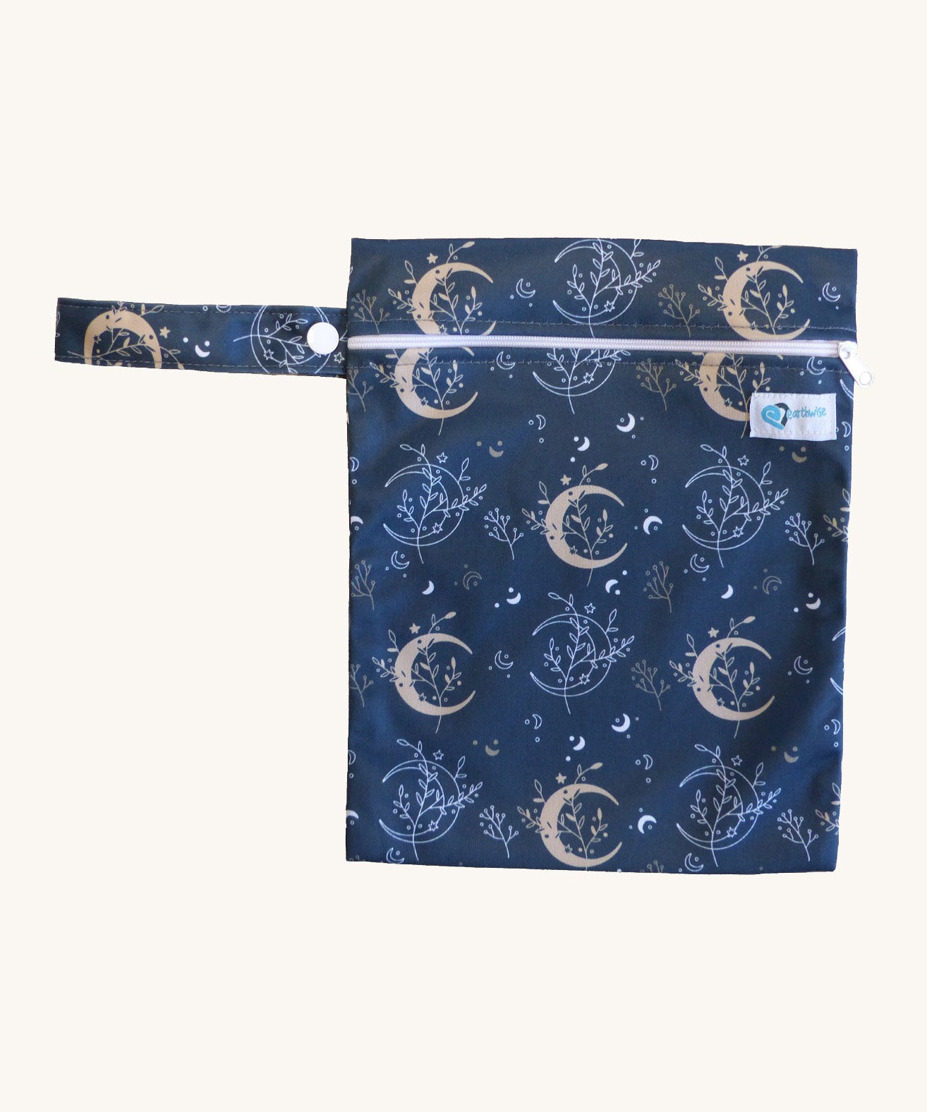 Earthwise medium wet bag in a harvest moon design available at Babipur. A dark blue wetbag with a elegant moon and harvest print. Features a white zip fastener.