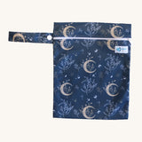 Earthwise medium wet bag in a harvest moon design available at Babipur. A dark blue wetbag with a elegant moon and harvest print. Features a white zip fastener.
