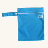 Earthwise medium wet bag in a teal design available at Babipur. A light blue wetbag with a a white zip fastener and matching light blue hanging loop.