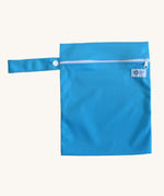 Earthwise medium wet bag in a teal design available at Babipur. A light blue wetbag with a a white zip fastener and matching light blue hanging loop.