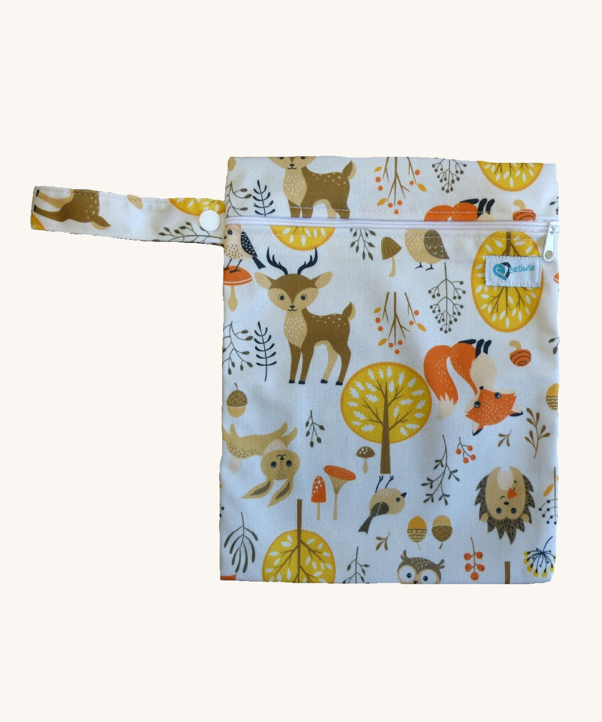 Earthwise medium wet bag in a woodland design available at Babipur. A white wetbag with a playful woodland inspired design. Features a white zip fastener and matching woodland design hanging loop.