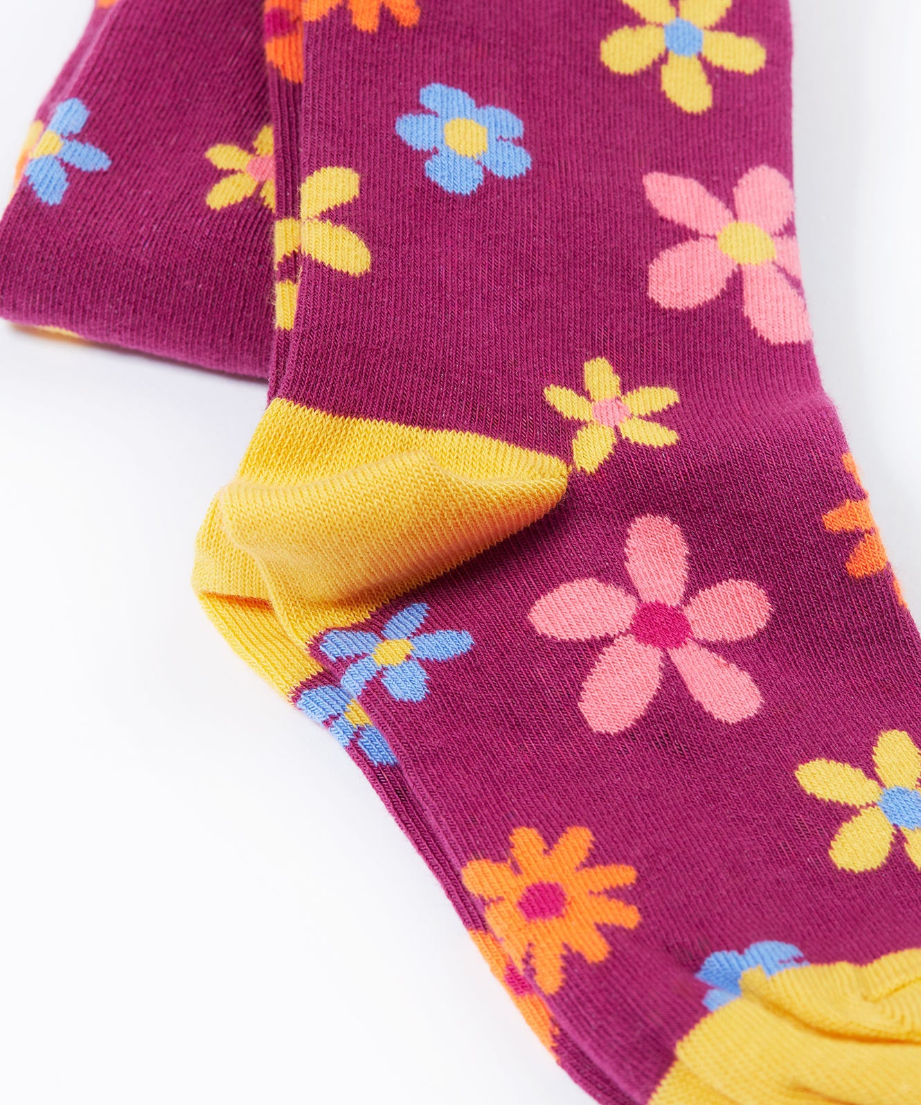 Frugi Norah tights in damson / retro floral available at Babipur. A GOTS organic cotton dark purple tights with a pastel coloured retro flower design and yellow contrasting panels