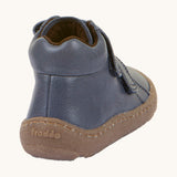The back of a Froddo barefoot Autumn children's shoe in navy available at Babipur showing the padded ankle and the dark brown grippy sole detail