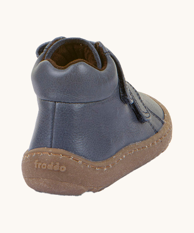 The back of a Froddo barefoot Autumn children's shoe in navy available at Babipur showing the padded ankle and the dark brown grippy sole detail