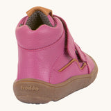 The back of a Froddo barefoot Autumn children's shoe in fuchsia pink available at Babipur showing the padded ankle and the dark brown grippy sole detail