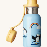 Frugi splish splash bottle in puffin puddles available at Babipur. A stainless steel water bottle with a cute puffin design on a light blue background with white cloud. Showing the yellow cap detail.