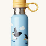 Frugi splish splash bottle in puffin puddles available at Babipur. A stainless steel water bottle with a cute puffin design on a light blue background with white cloud. Features a yellow pop on/off cap