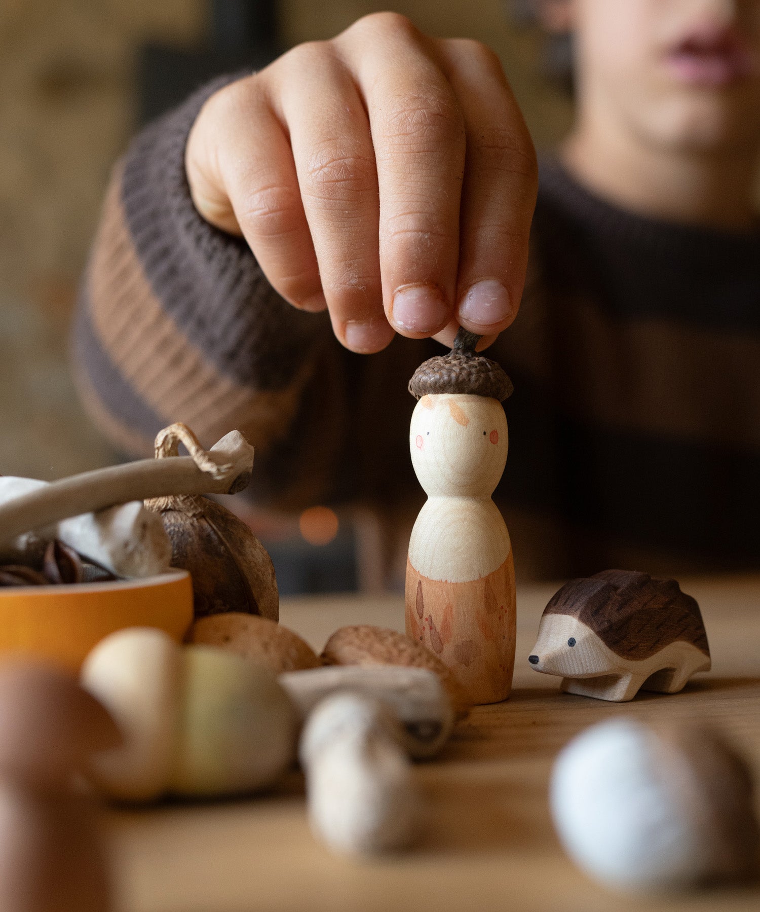 A child playing with the Grapat nin and Ostheimer hedgehog figure from the Grapat Ostheimer hello Autumn set available at Babipur