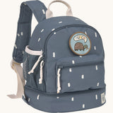 Lassig kids mini midnight blue happy print backpack available on Babipur. A pale blue backpack with light contrast rectangular patterns and a cute turtle patch on the front panel. Features padded shoulder straps, mesh side pockets and 3 zipped compartments.