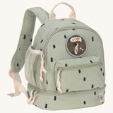 Lassig kids mini olive happy print backpack available on Babipur. A pale green backpack with dark rectangular patterns and a cute dog patch on the front panel. Features padded shoulder straps, mesh side pockets and 3 zipped compartments.