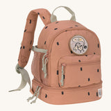 Lassig kids mini happy prints caramel pattern backpack available on Babipur. A pale brown backpack with dark rectangular patterns and a cute cat patch on the front panel. Features padded shoulder straps, mesh side pockets and 3 zipped compartments.