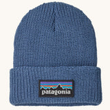Patagonia little kids logo beanie in barnacle blue available at Babipur. A 100% recycled polyester soft knit beanie in pale blue with a brand patch on the turned up brim