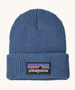 Patagonia little kids logo beanie in barnacle blue available at Babipur. A 100% recycled polyester soft knit beanie in pale blue with a brand patch on the turned up brim