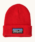 Patagonia little kids logo beanie in sizzle red available at Babipur. A 100% recycled polyester soft knit beanie in bright red with a brand patch on the turned up brim