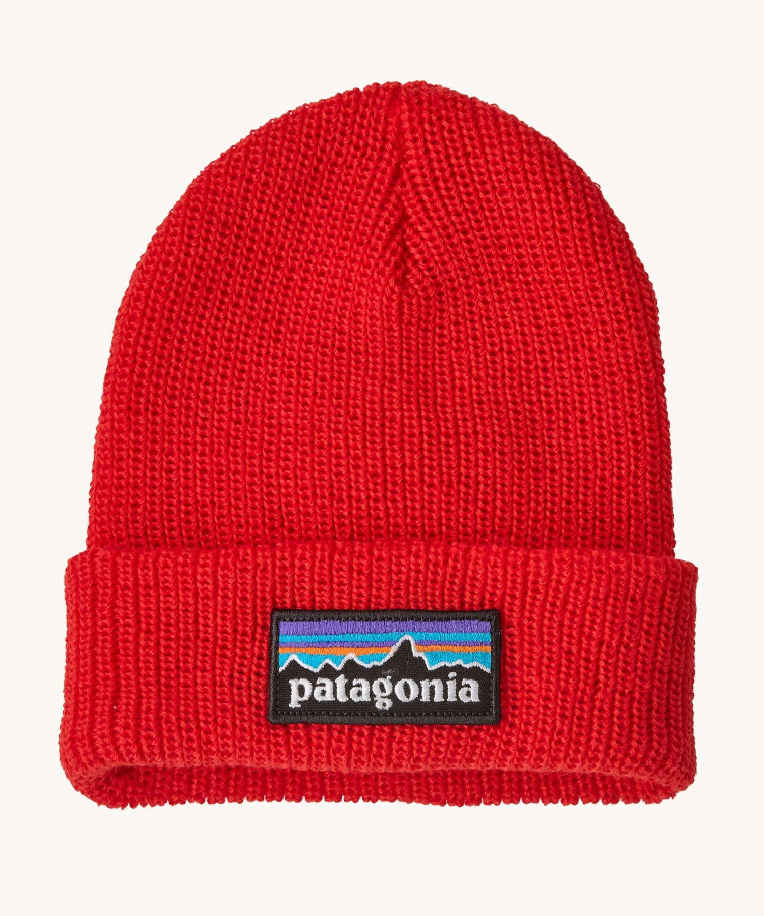 Patagonia little kids logo beanie in sizzle red available at Babipur. A 100% recycled polyester soft knit beanie in bright red with a brand patch on the turned up brim