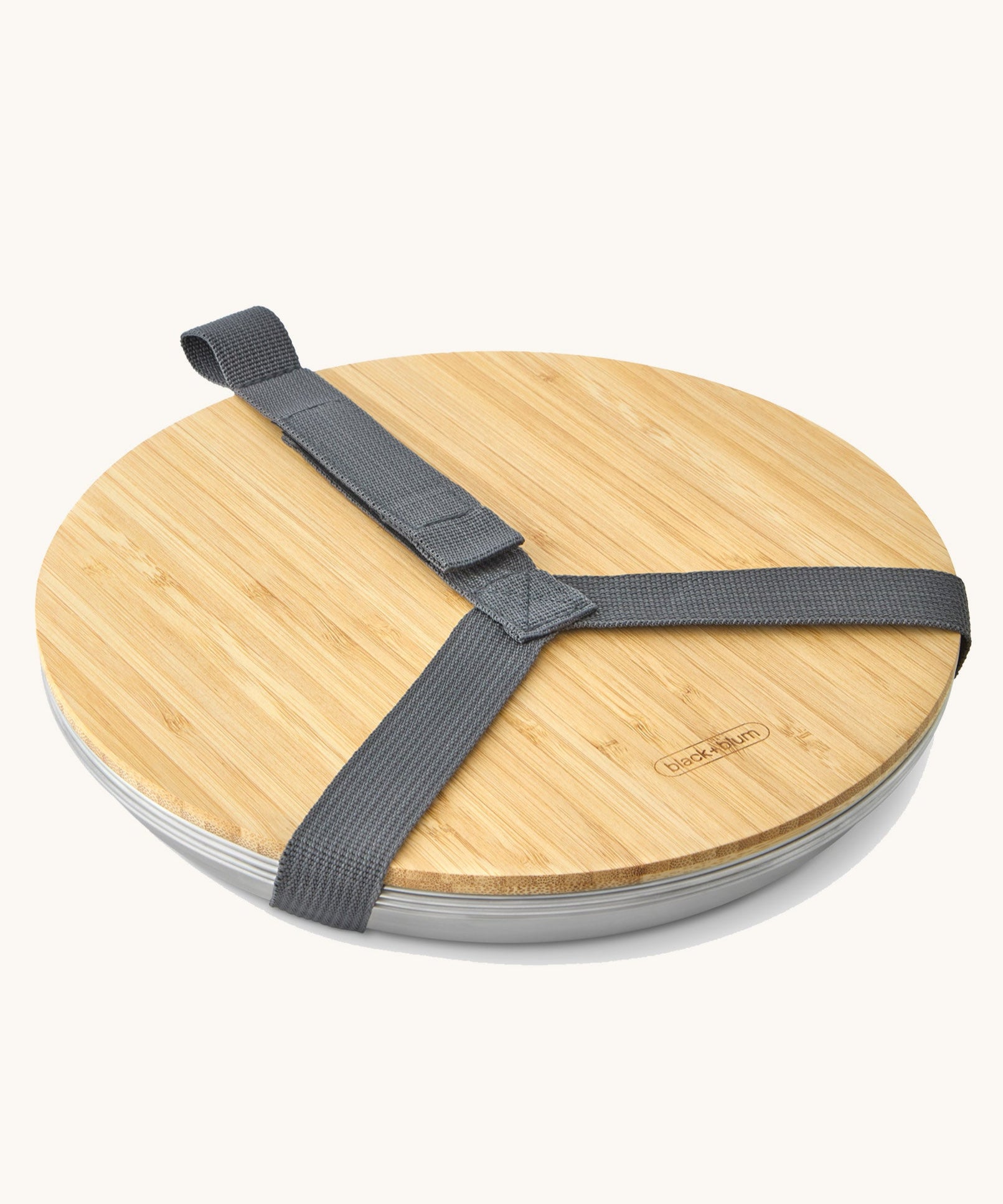 Black + Blum set of 4 stainless steel plates available at Babipur. Features a bamboo protective lid that can be used as a serving plate