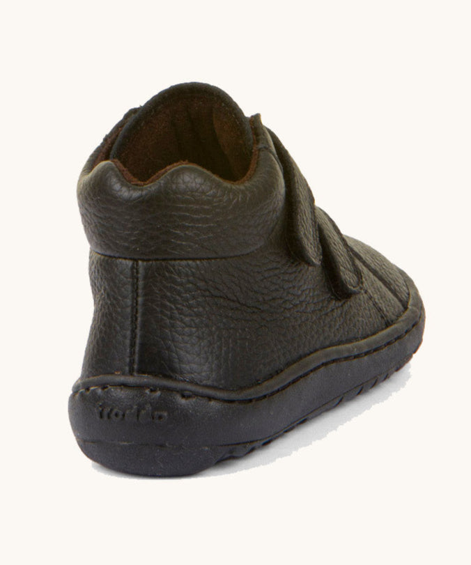 The back of a Froddo barefoot Autumn children's shoe in black available at Babipur showing the padded ankle and the matching black grippy sole detail