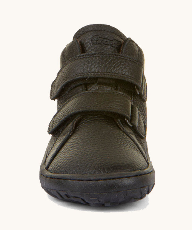 The front of the Froddo barefoot Autumn children's shoe in black available at Babipur showing the 2 velcro fastener detail