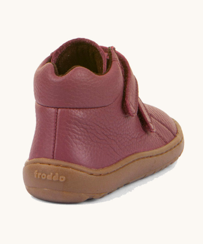 The back of a Froddo barefoot Autumn children's shoe in Bordeaux available at Babipur. A dark purple showing the padded ankle and the dark brown grippy sole detail