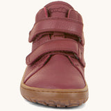 The front of the Froddo barefoot Autumn children's shoe in bordeaux available at Babipur. A dark purple shoe showing the 2 velcro fastener detail