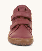 The front of the Froddo barefoot Autumn children's shoe in bordeaux available at Babipur. A dark purple shoe showing the 2 velcro fastener detail
