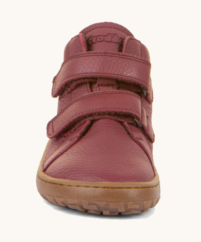 The front of the Froddo barefoot Autumn children's shoe in bordeaux available at Babipur. A dark purple shoe showing the 2 velcro fastener detail