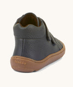 The back of a Froddo barefoot Autumn children's shoe in dark blue available at Babipur showing the padded ankle and the dark brown grippy sole detail