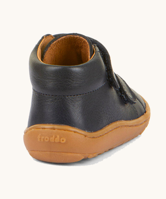 The back of the Froddo barefoot first step baby shoe in dark blue available at Babipur showing the padded ankle support and grippy sole detail