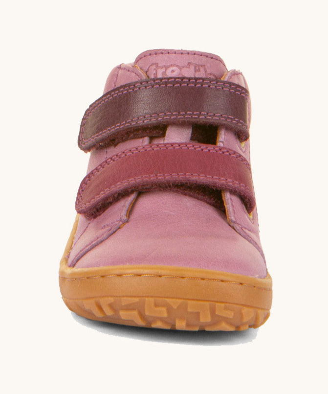 The front of the Froddo barefoot first step baby shoe in pink available at Babipur. Showing the 2 darker pink velcro fastener detail