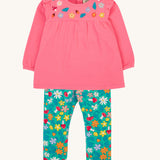 Frugi kids kyla outfit in tulip/wild woods available at Babipur. A GOTS organc cotton outfit which features a pink top with frilled shoulders and turquoise bottoms with woodland inspired prints
