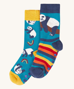 Frugi Panda Play Great Organic Cotton Grippy Socks for Kids. A 2 pack of socks one with a repeat panda print and one pair has a rainbow stripe design with a single panda. These socks are part of a wide range of organic cotton clothing for children available here at Babipur.