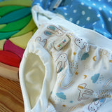 Imse Vimse Blue/Teddy Training Pants 2-Pack - Junior 16-20 kg. Two comfortable Cotton reusable training pants. The one on the left is blue with white scribbled sports