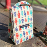 Keep Leaf insulated lunchbag in robot design standing outside on a wooden surface