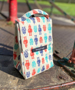 Keep Leaf insulated lunchbag in robot design standing outside on a wooden surface