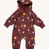 Little Green Radicals hooded snug suit in flying birds. A GOTS organic cotton all in one suit in dark maroon. Features a full length zip and a cute prints of bids flying through a starry night