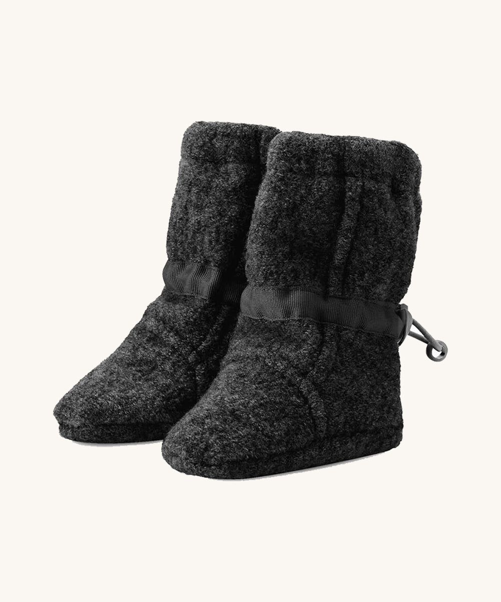 The Mamalila organic natural wool baby booties for babywearing and cold weather, in anthracite grey