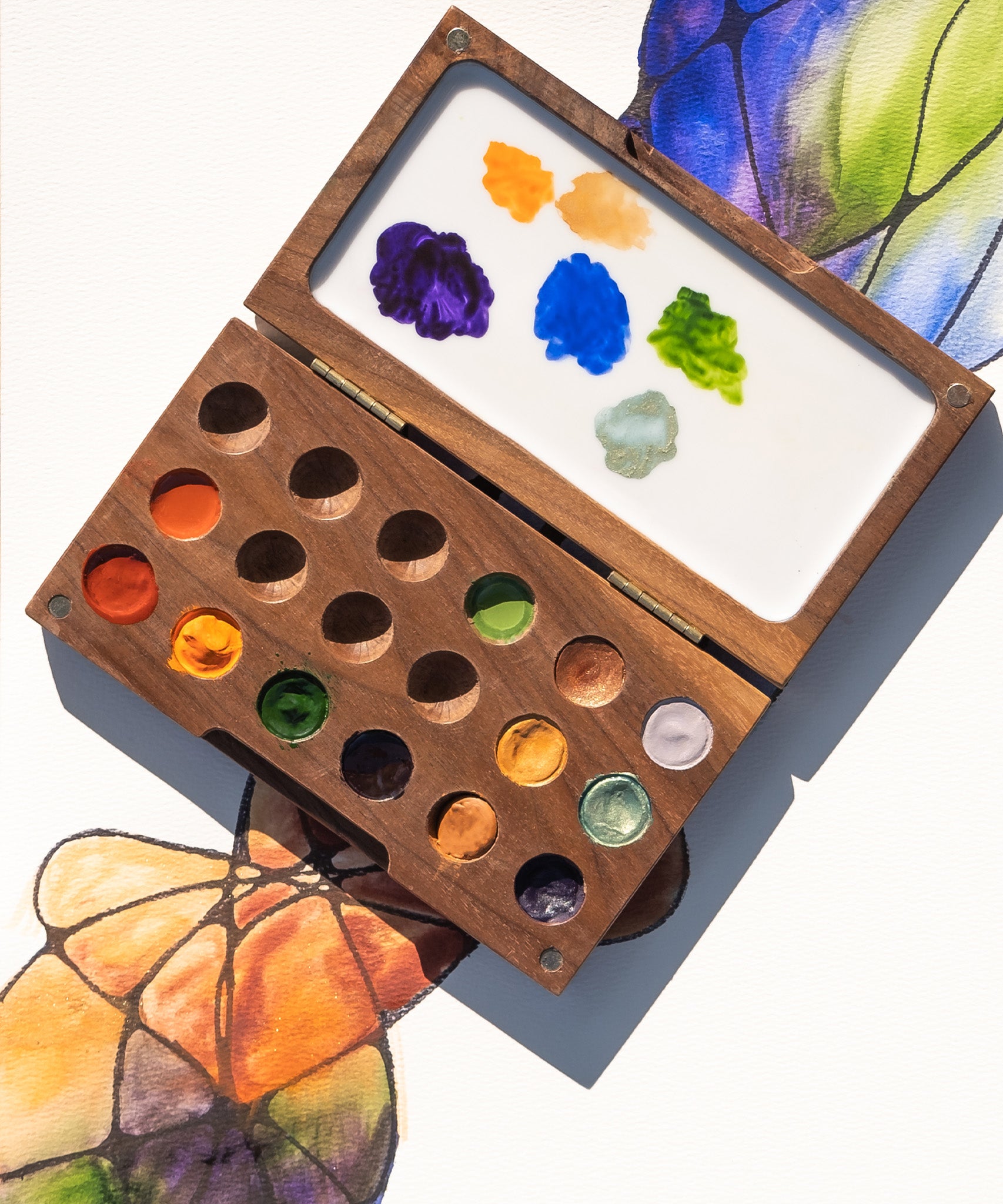 Natural Earth Paint small wooden watercolour palette that can open and close. Features 18 paint wells a and a mixing area