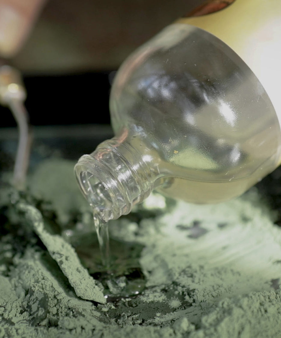 Natural Earth Paint walnut oil medium poured on green paint pigment