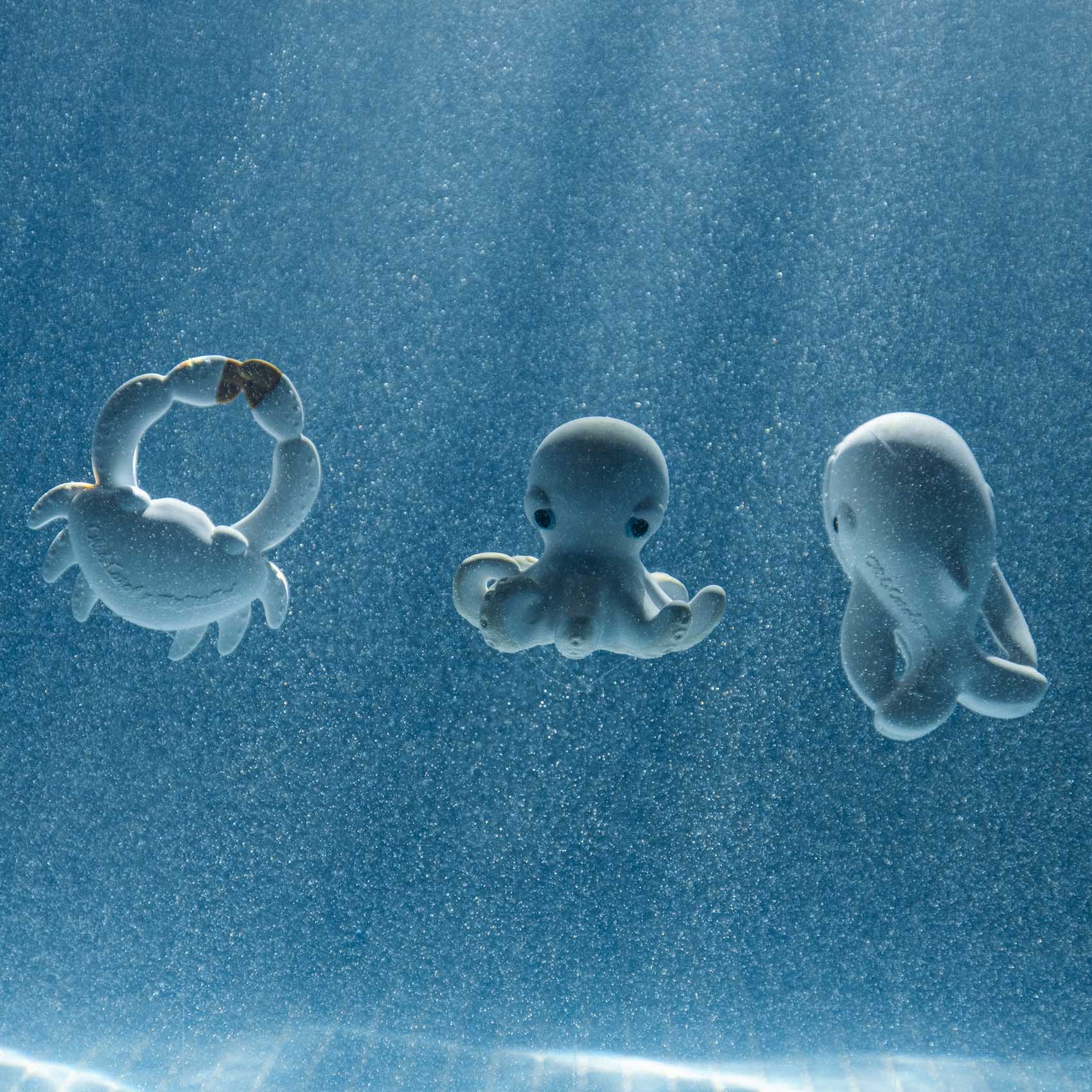 Three Oli and Carol bath toys; a crab