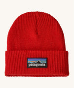Patagonia kids beanie. A ribbed style hat in vibrant red with the logo patch stitched on the turned up brim.