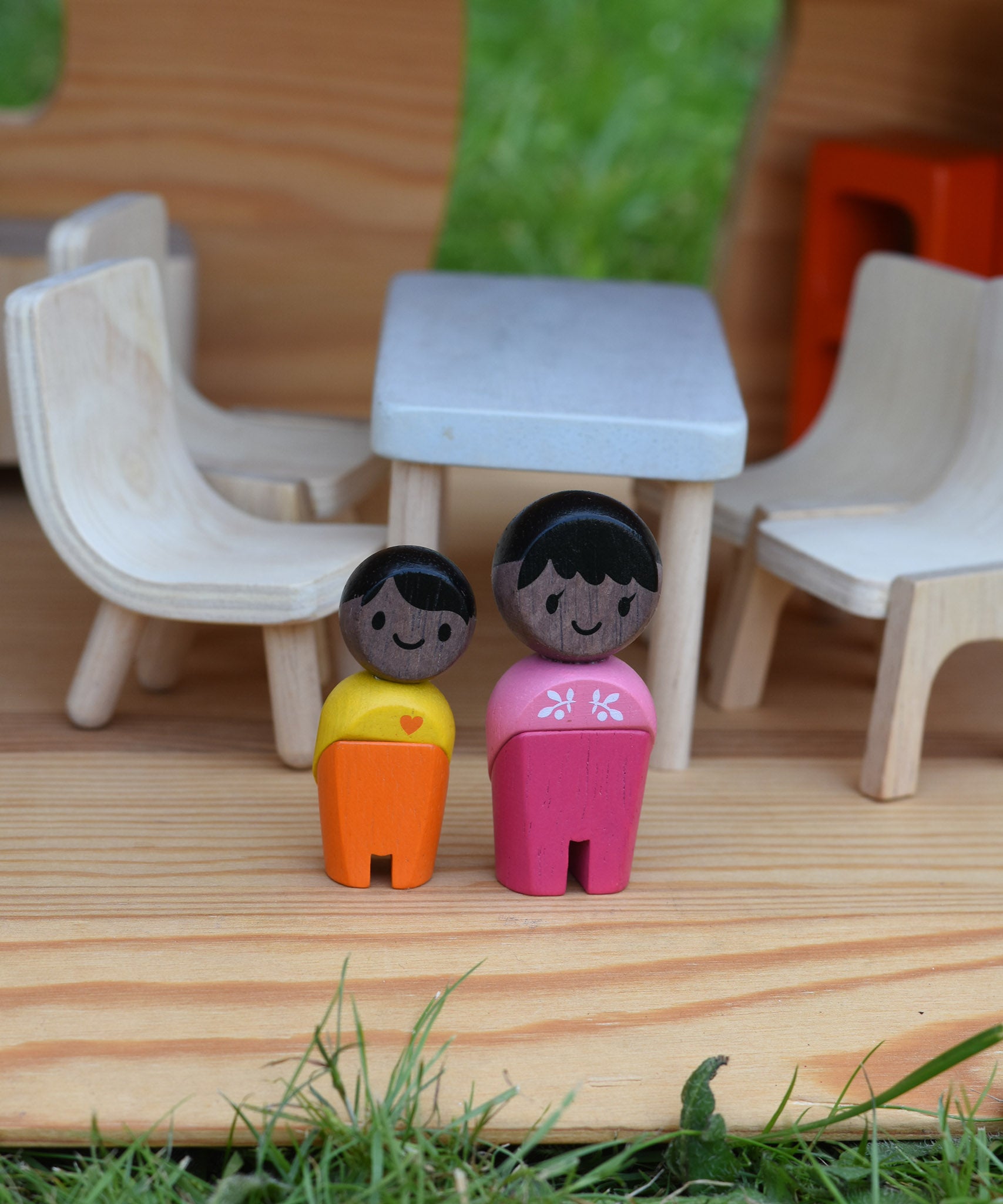 The Plan Toys black skin, black hair wooden doll family placed in an Ostheimer dolls house with wooden PlanToys dolls house furniture.
These wooden toys are part of a large range of wooden toys here at Babipur.