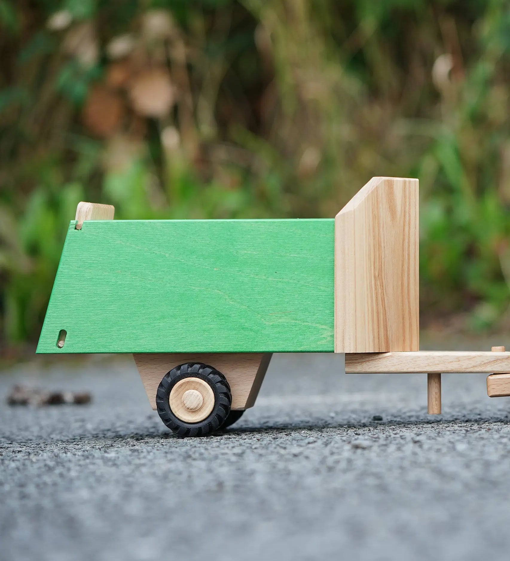 Beck Holzspielzeug toy wooden horse trailer attachment for tractor farm play with ramp.