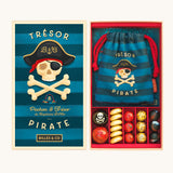 Billes & Co pirate treasure marbles available at Babipur. A box of 17 marbles and pebbles in pirate treasure inspired colours. Set comes with a blue striped pouch with a skull and bones design.