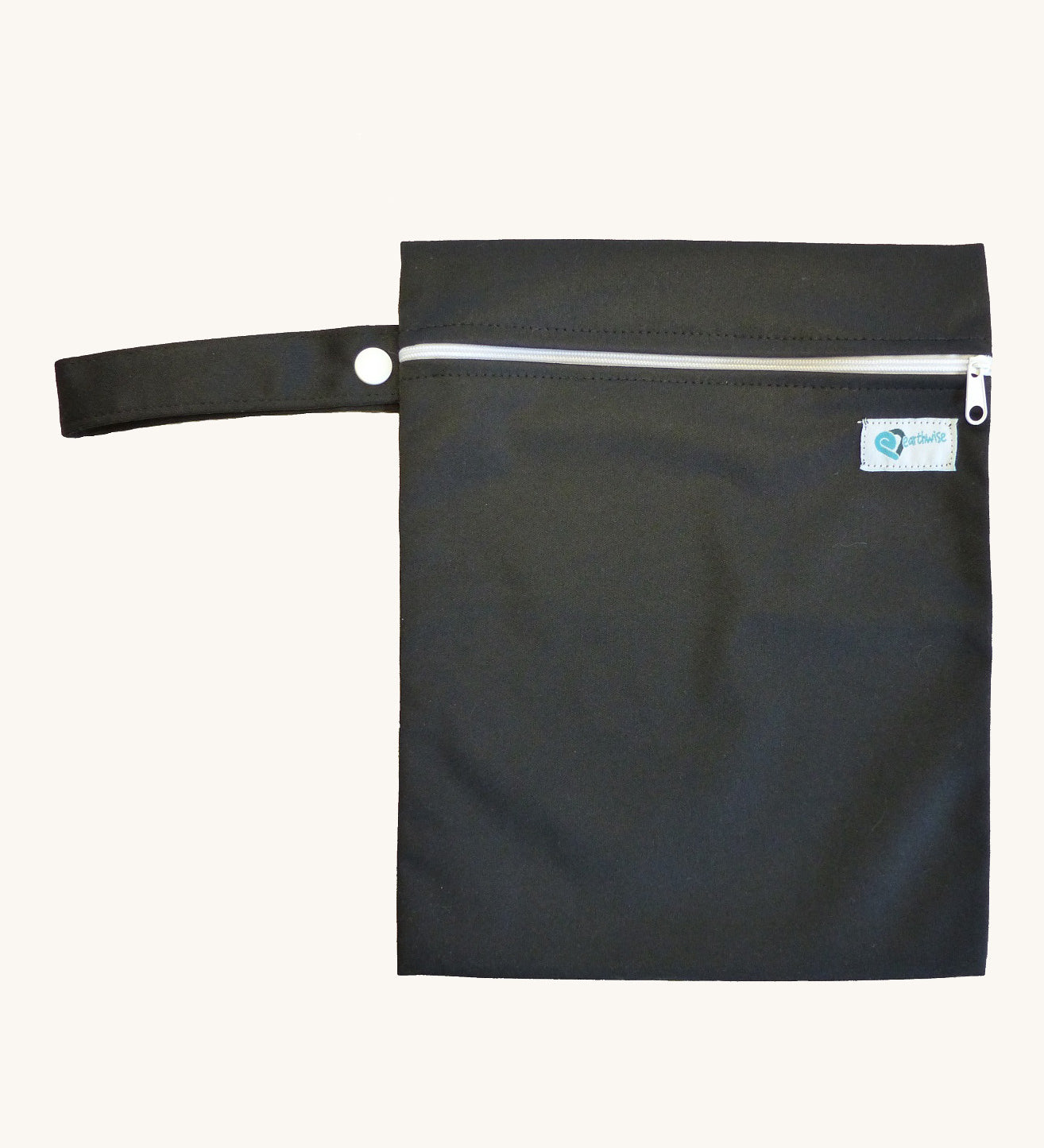 Earthwise medium wet bag in a black design available at Babipur. A black wetbag with a a white zip fastener and matching black hanging loop.