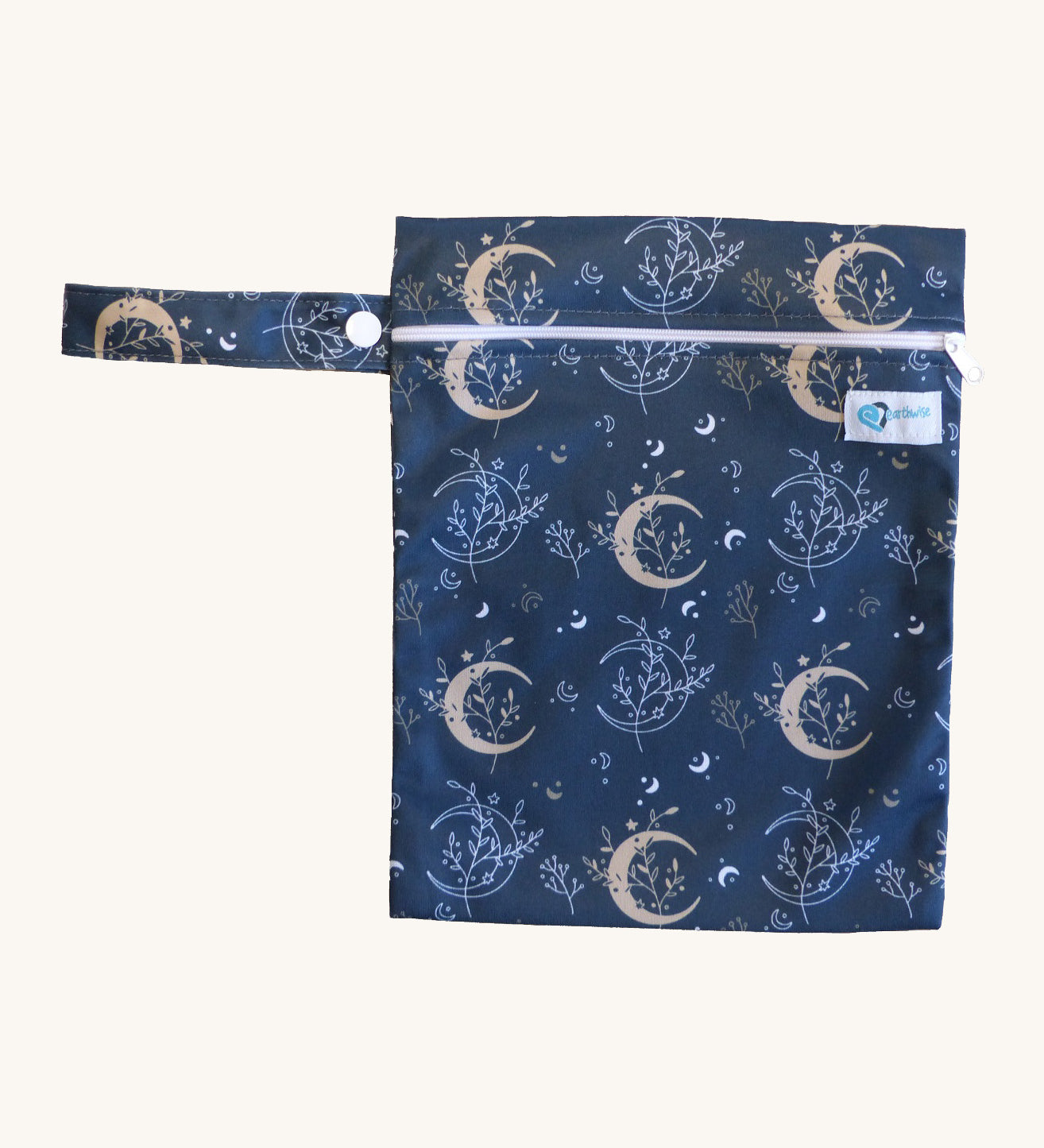 Earthwise medium wet bag in a harvest moon design available at Babipur. A dark blue wetbag with a elegant moon and harvest print. Features a white zip fastener.