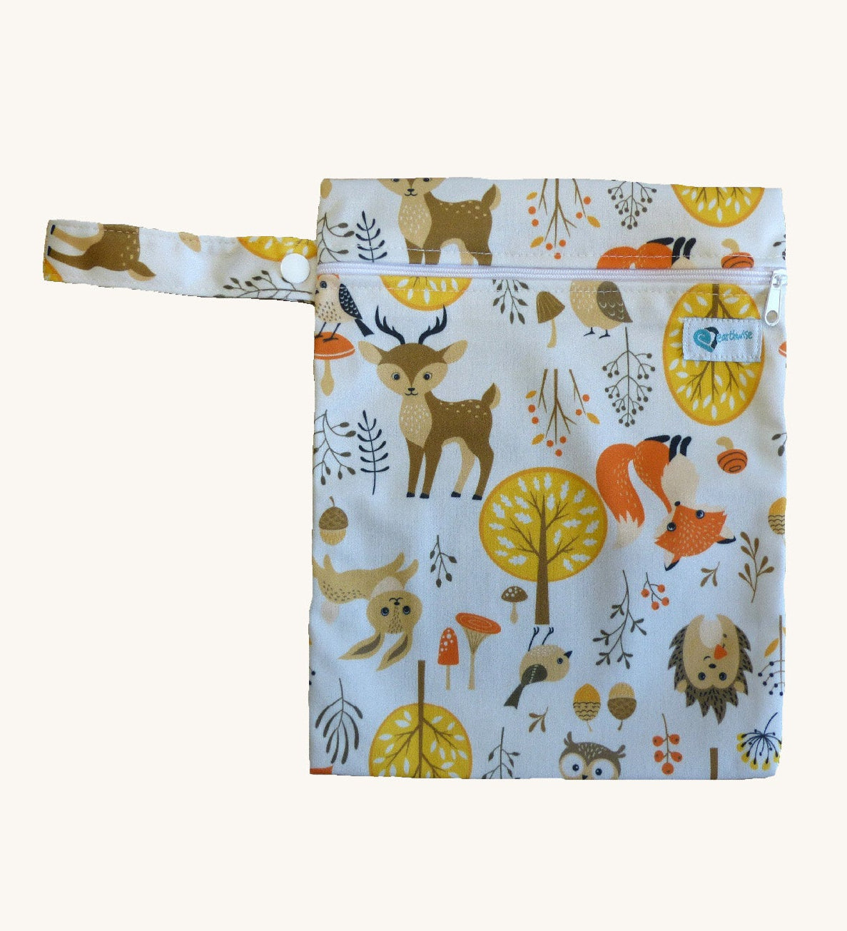 Earthwise medium wet bag in a woodland design available at Babipur. A white wetbag with a playful woodland inspired design. Features a white zip fastener and matching woodland design hanging loop.